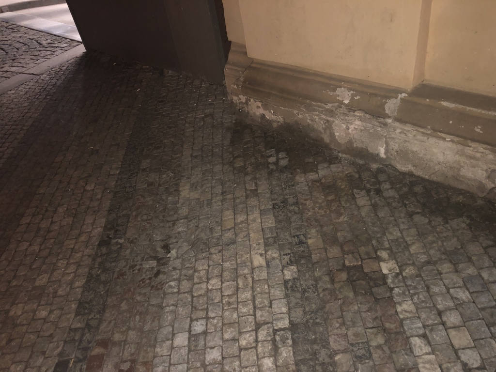 Díra v chodníku ulice Na Florenci