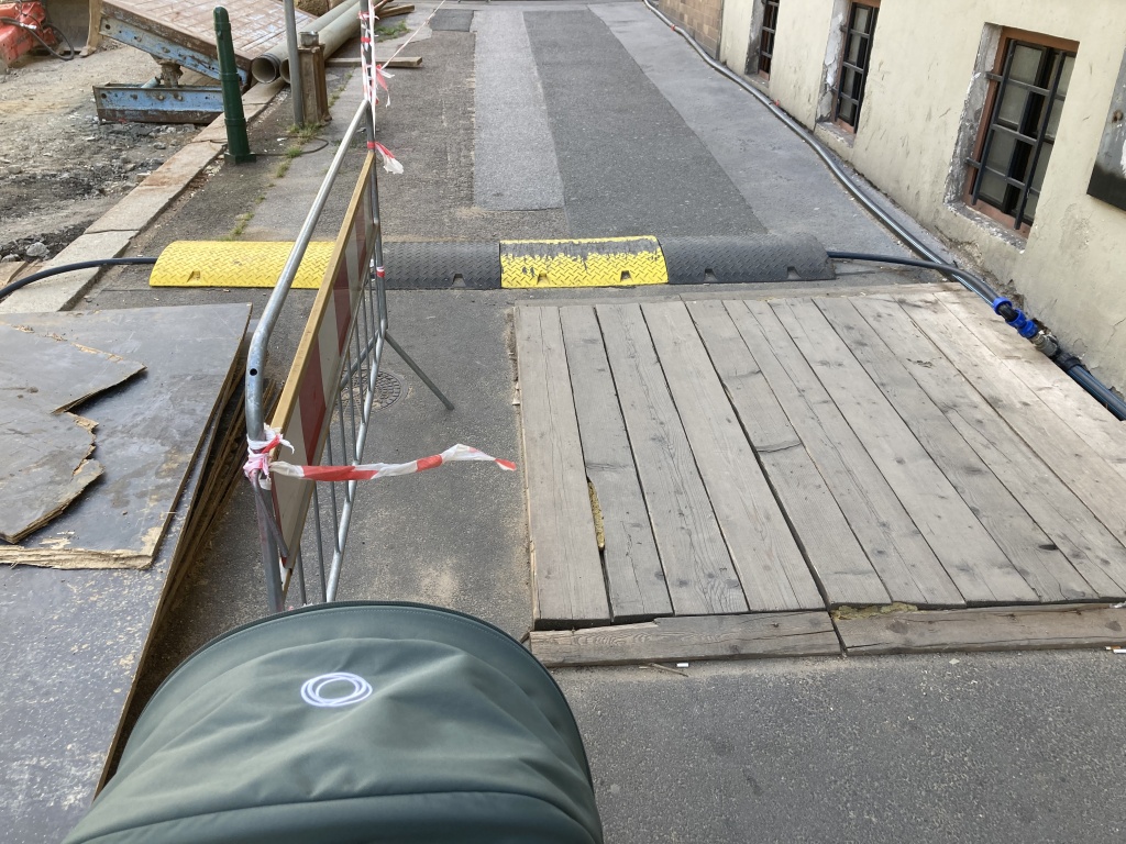 nepriechodné prekážky na chodníku na Rumunskej ulici