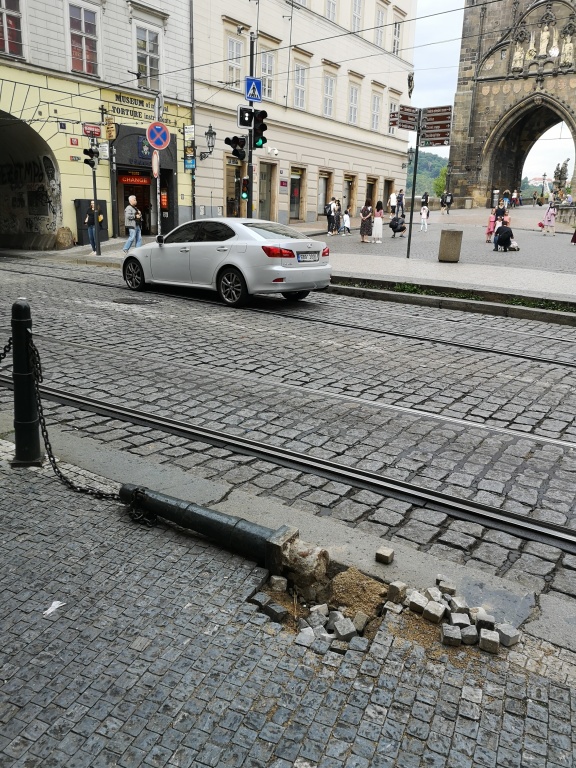 Poražený sloupek před kostelem Nejsvětějšího Salvátora (Praha 1)
