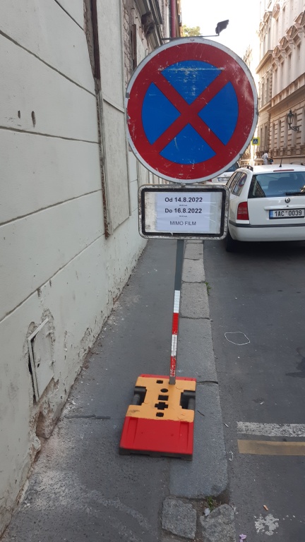 Dočasné dopravní značky v Divadelní ulici znemožňují použití chodníku