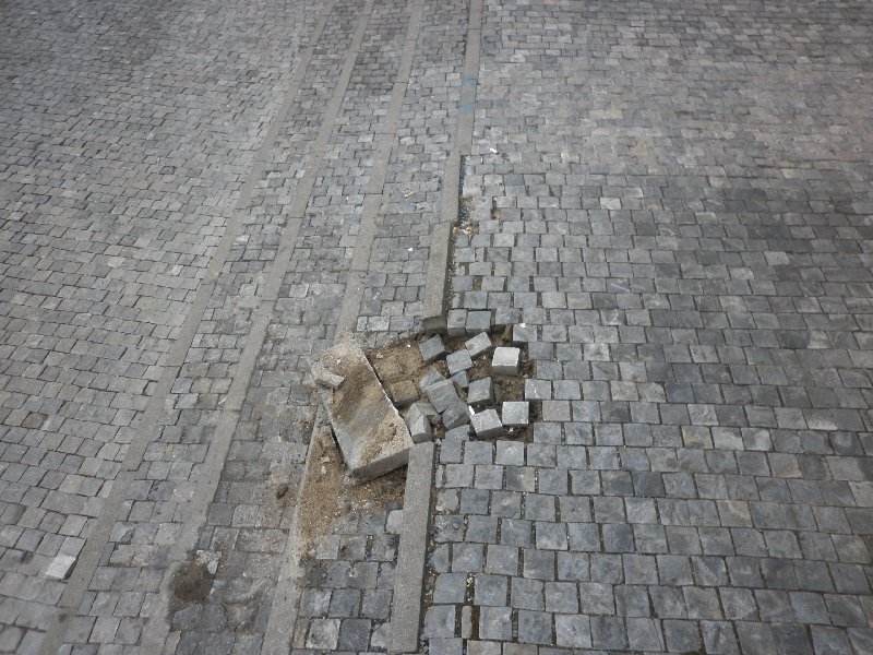 Rozbitý chodník v ulici Nádražní-pěší zóna Zlatý Anděl