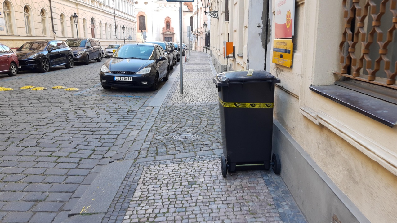 Blokování chodníku popelnicí