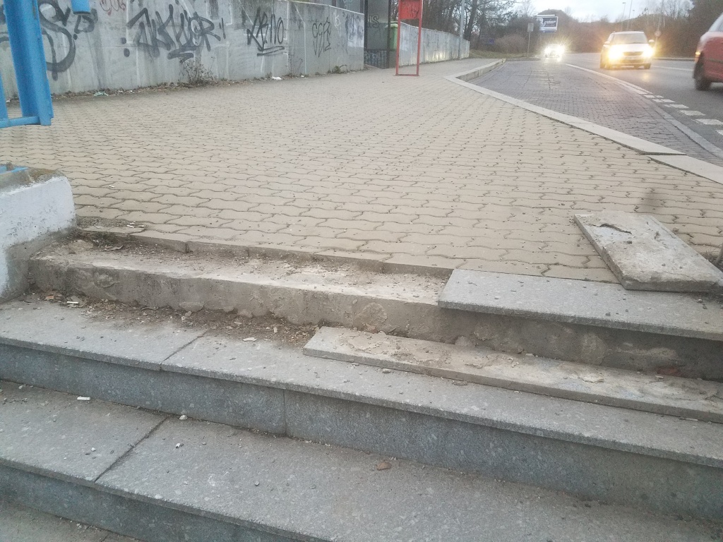 Poškozené schodiště do podchodu – Kamýcká ul.