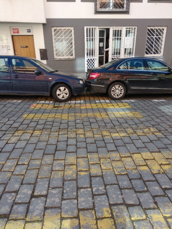 Parkování na přechodu pro chodce v ulici Na Petynce
