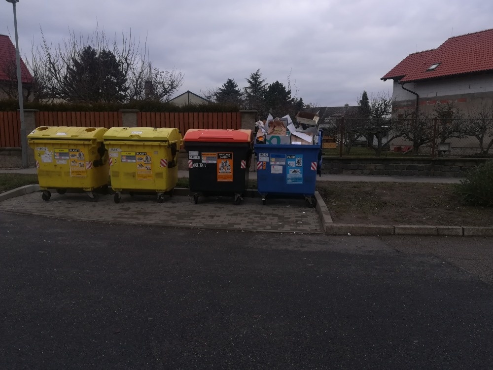 Kontejnery pro tříděný odpad jsou do kopce