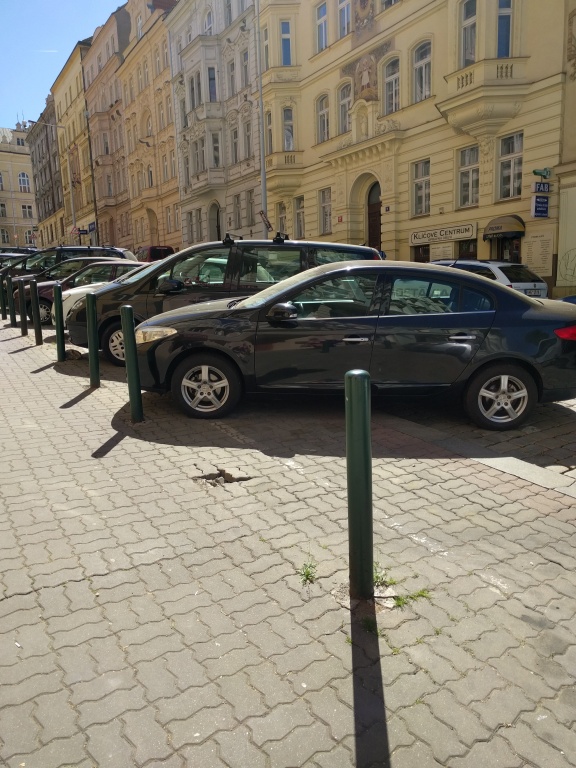 Chybejici parkovaci sloup v Sezimove ulici