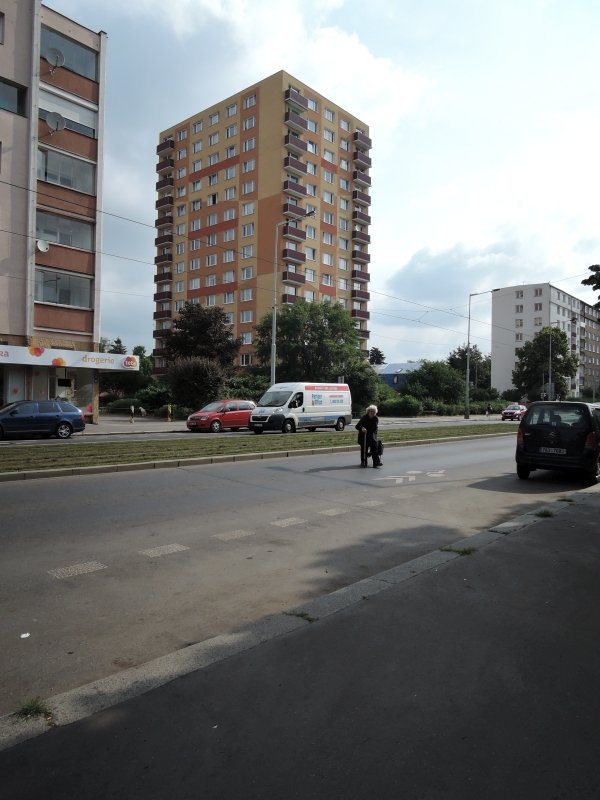 Chybějící přechod pro chodce na Černokostelecké ul. ve Strašnicích