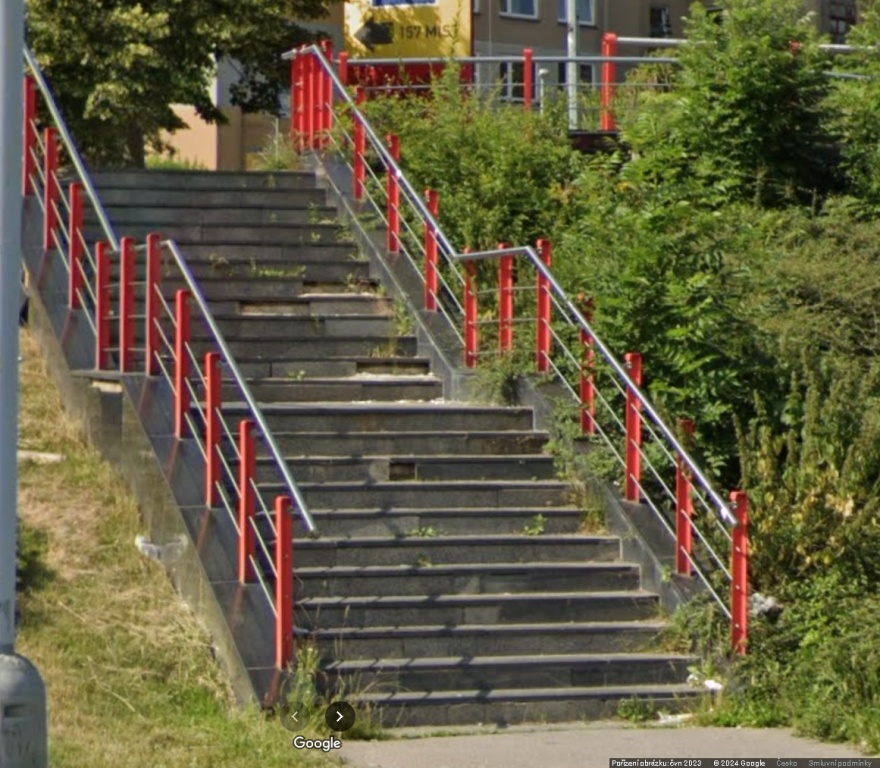 Havarijní stav schodiště roh Lamačova Högerova
