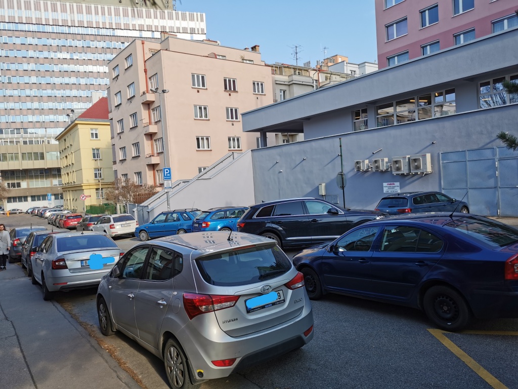Parkování v ZÁKAZU - ulice Kischova