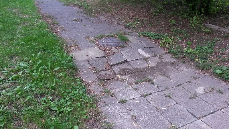 Propadající se chodník nad kanalizací před domem Poděbradská čp. 558