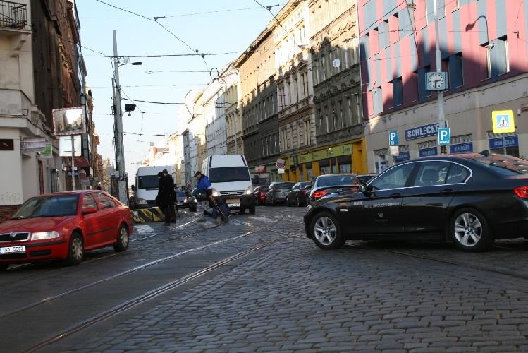Nebezpečný přechod přes Bělehradskou ulici