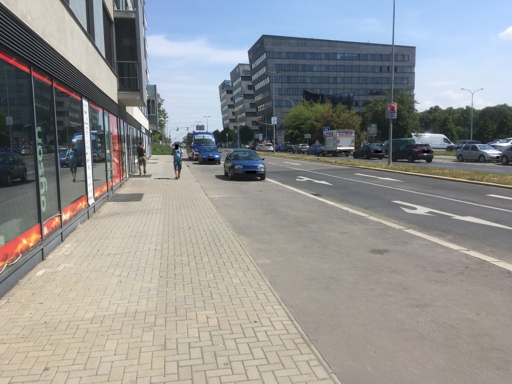 Parkování na chodníku podél Prosecké ulice, Praha 9