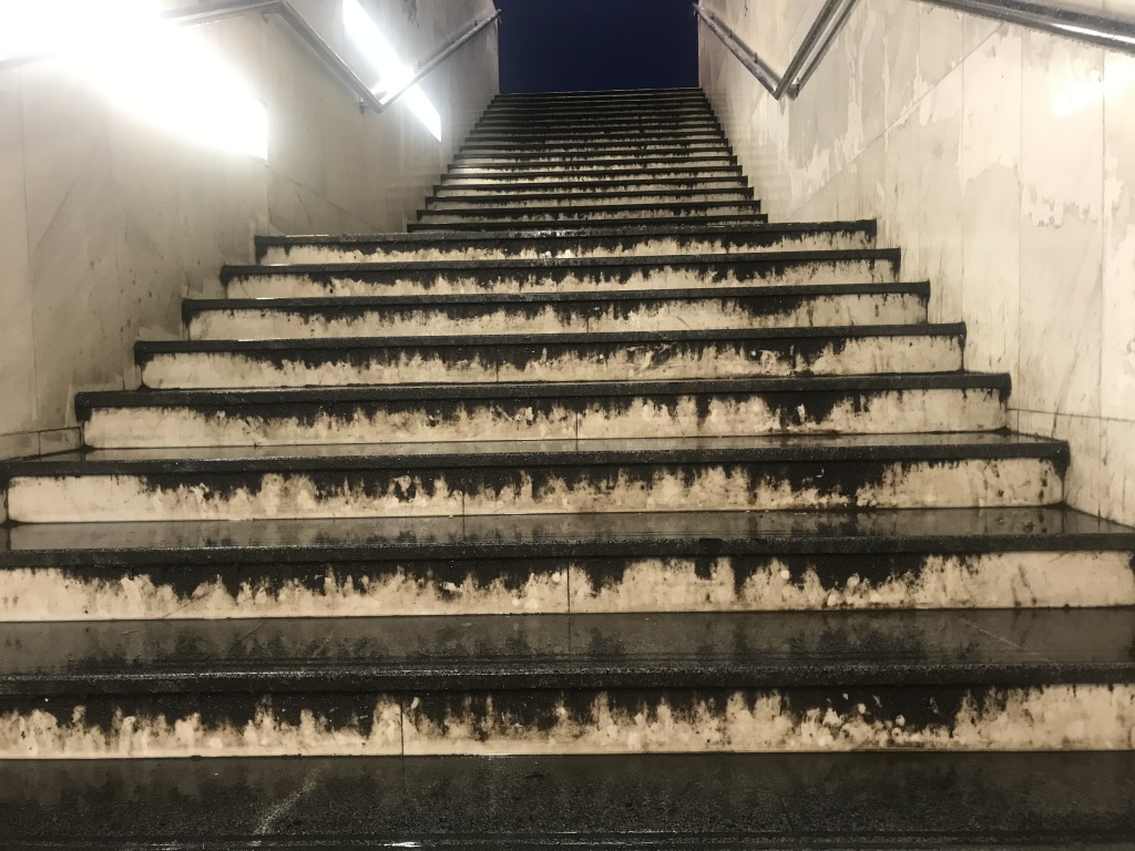 Špinavé schodiště - výstup na tram. zastávku Hradčanská