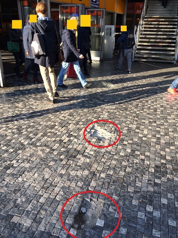 Rozbitý chodník před vstupem do metra Anděl