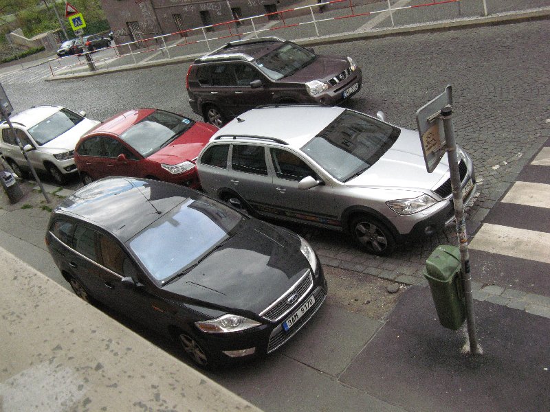 Parkování aut na chodníku v ulici Vozová, P 2