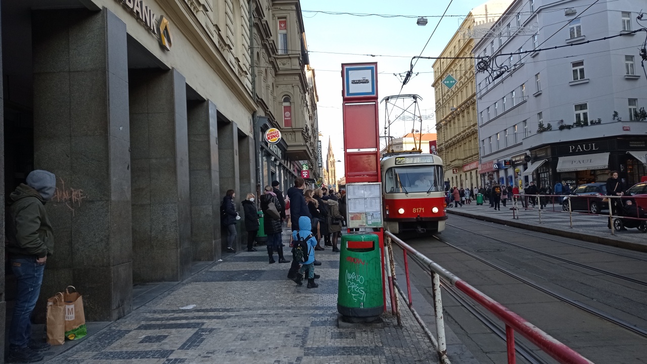 Nepřístupné jízdní řády na tramvajové zastávce I. P. Pavlova