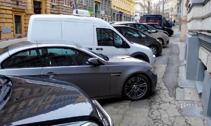 Parkování automobilů na chodníku v ulici Mánesova, Praha 2
