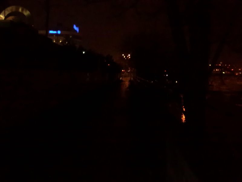 Nesvítící lampy na cestě před hotelem Hilton
