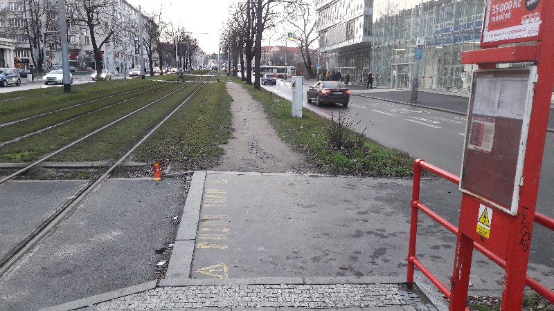 Nevhodná cesta k tramvajové zastávce Lotyšská