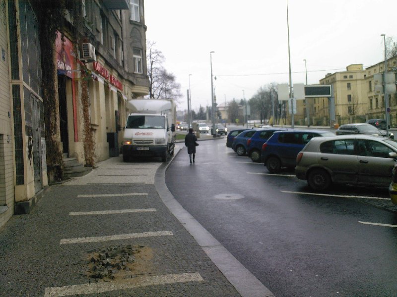 Zneprůchodněný a rozbitý chodník – Svatovítská ul.