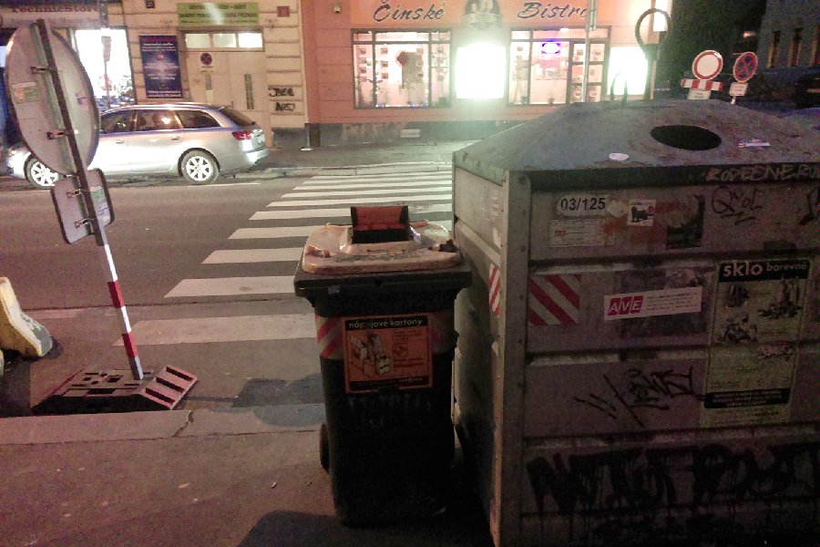 Kontejnery na tříděný odpad před přechodem v ulici Koněvova