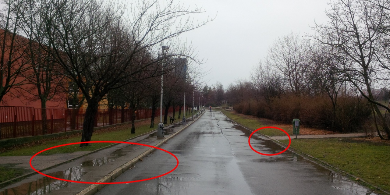 Vysoké obruby na cestě z nového parku Opatov k tělocvičně ZŠ Mikulova