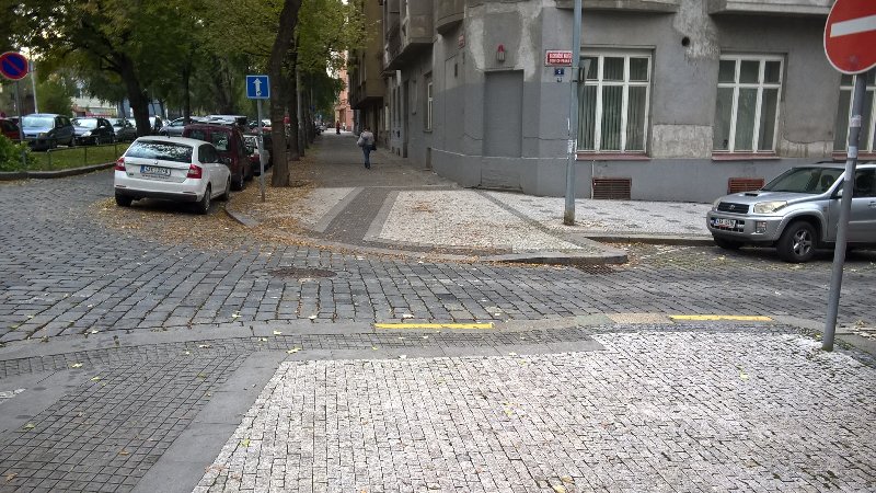 Špatné značení přechodu pro chodce na Bachmačském náměstí - P6