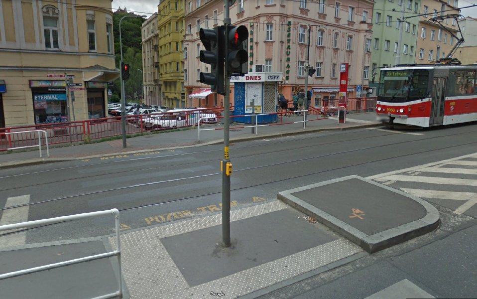 U Zvonu zbytečně nerozdělen interval 2 přechodů(přes tram a  Plz. ul.)