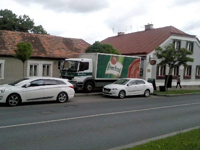 Těžká nákladní auta jezdí v Kunraticích po chodníku