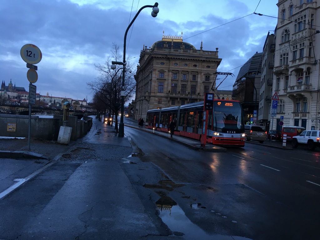 Chybějící přechod pro chodce na zastávce tram. Národní divadlo