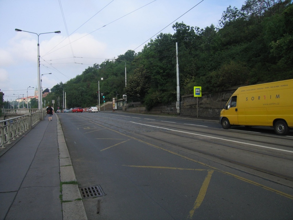 Nebezpečná tramvajová zastávka Čechův most