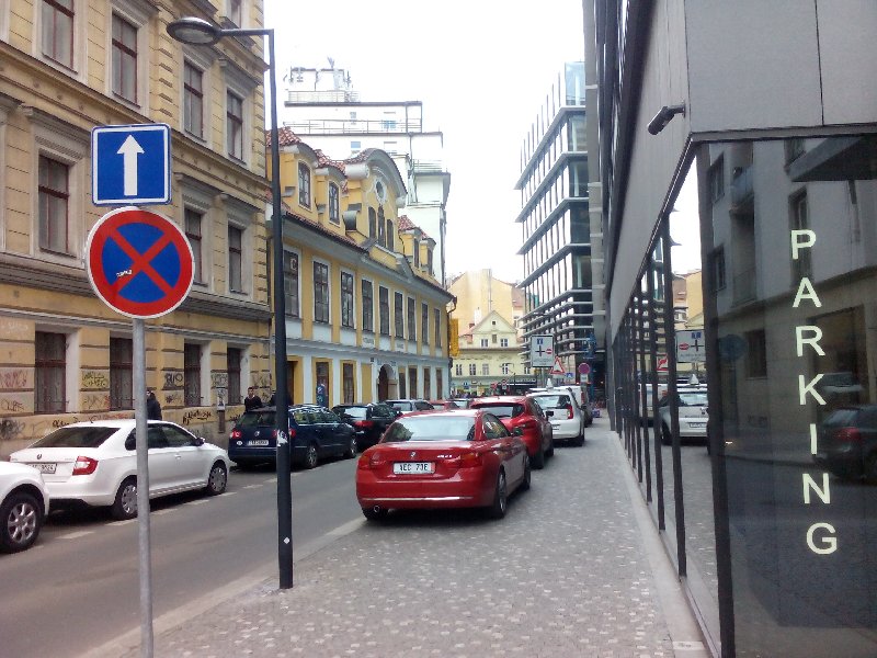 Parkování na chodníku v ulici Purkyňova
