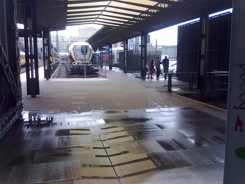 Prší na 1. nástupiště na Hlavním nádraží