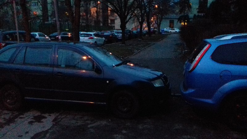 Špatné parkování - blokování chodníku v ulici Volyňská u vchodu 3a