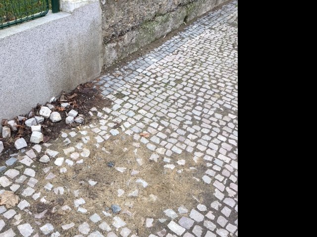 Rozbitý chodník / vytrhané dlažební kostky v ulici Krchlebská, Praha 4
