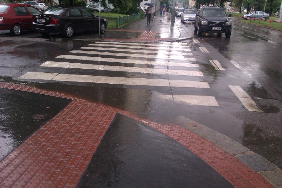 Po dešti neprůchozí přechod přes Rooseveltovu ulici