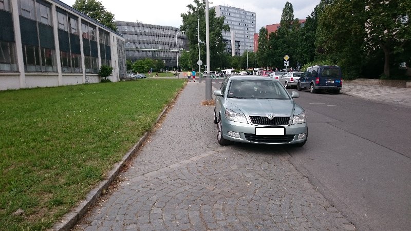 Parkování na chodníku v ulici Velfíkova