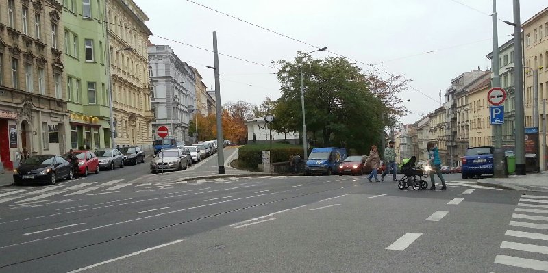 Chybějící přechod pro chodce mezi ulicemi Slovenská a Francouzská