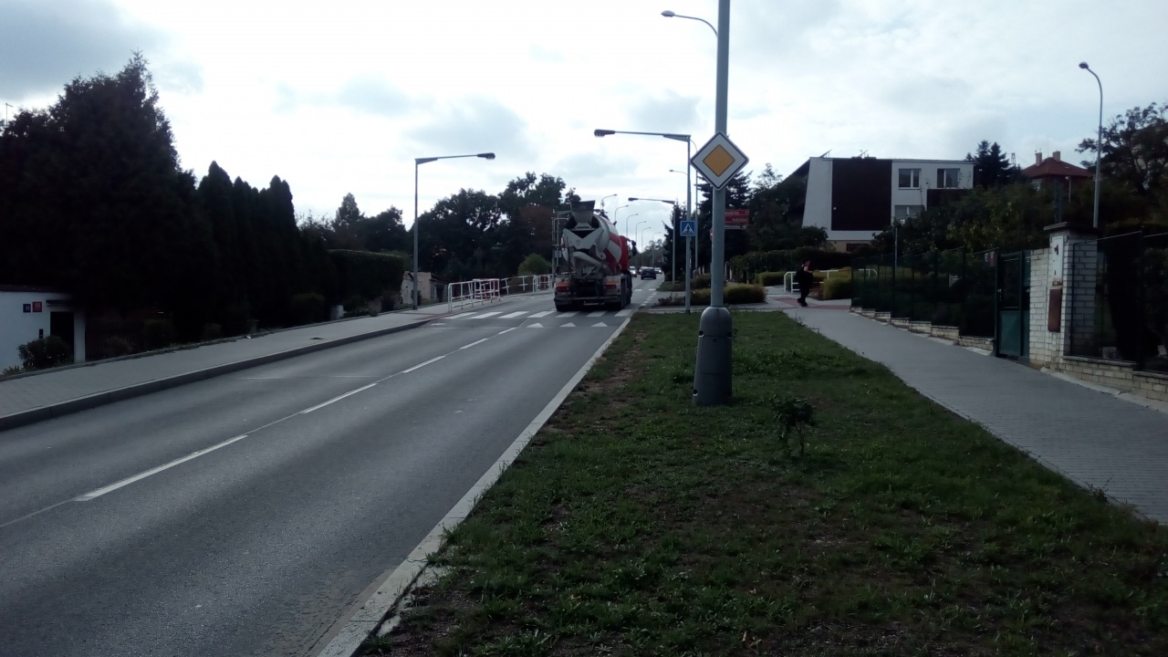 Chybějící semafor pro chodce v Malešické ulici