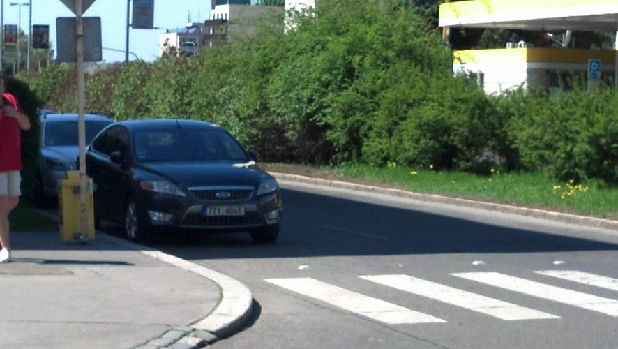 Stání aut před přechodem pro chodce, Krčská x Olbrachtova