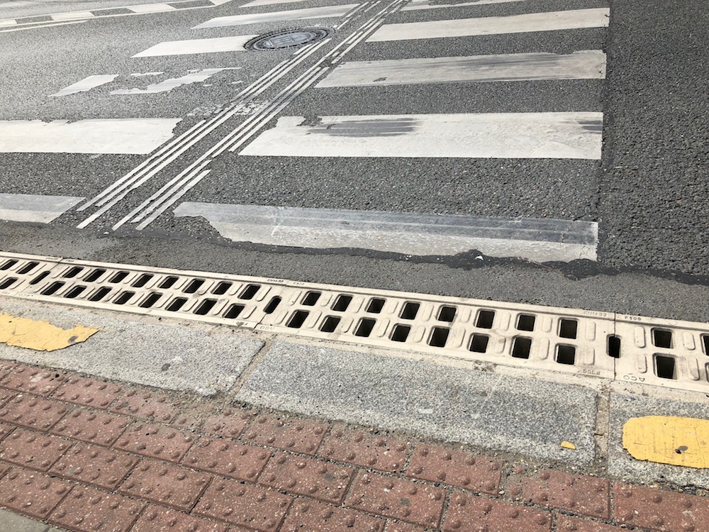 Přechod pro chodce s bariérou pro vozíčkáře na Novém Náměstí