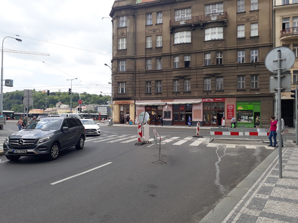 možnost zkrácení délky pro přecházení na přechodu přes Vltavskou