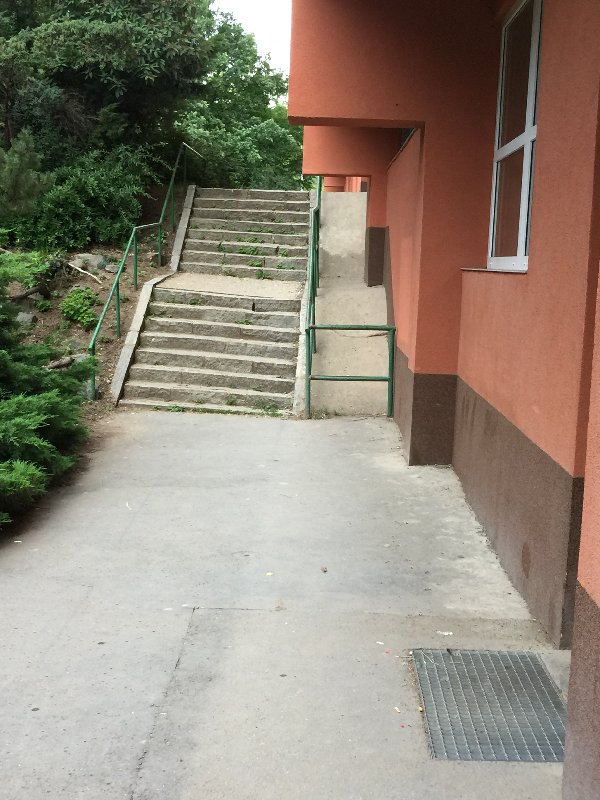 Rozbité schody ulice Famfulíkova, Praha 8