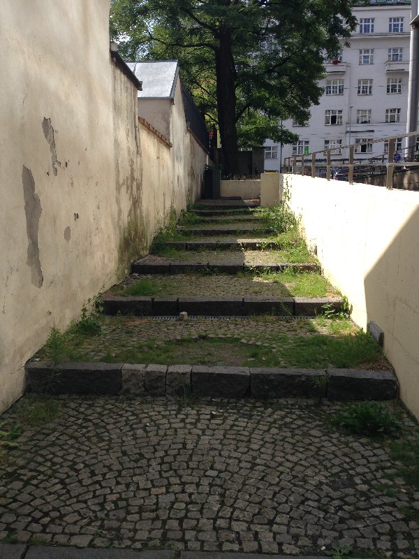 Rozpadající se schodiště podél Olšan