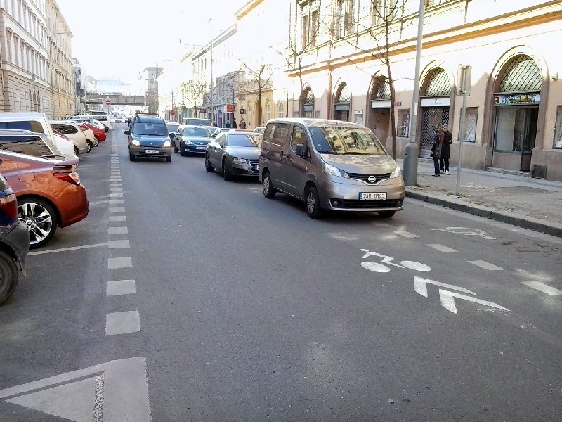 Špatně parkující auta ženoucí cyklisty na chodník