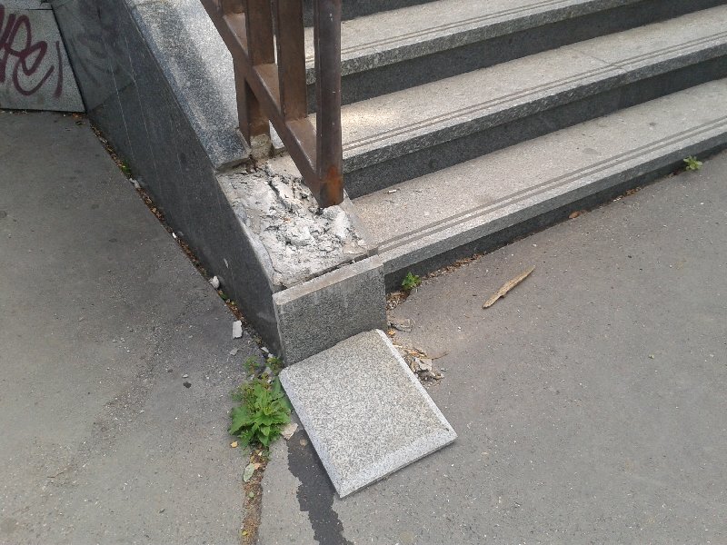 Rozpadající se schodiště u metra Strašnická