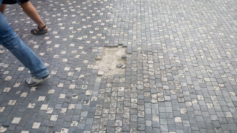 Rozbitý chodník v ulici Nádražní-vstup do metra Anděl