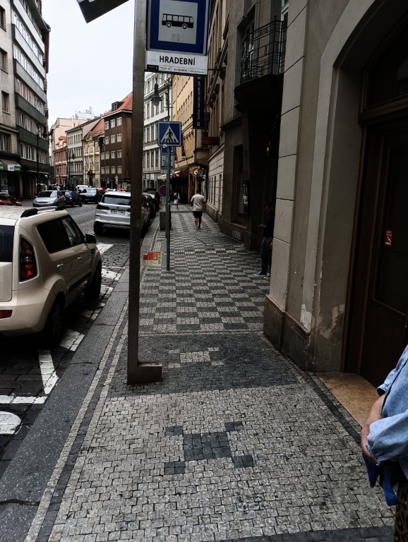 Průhlednost sloupku označníku zastávky 194 Hradební v Dlouhé ulici