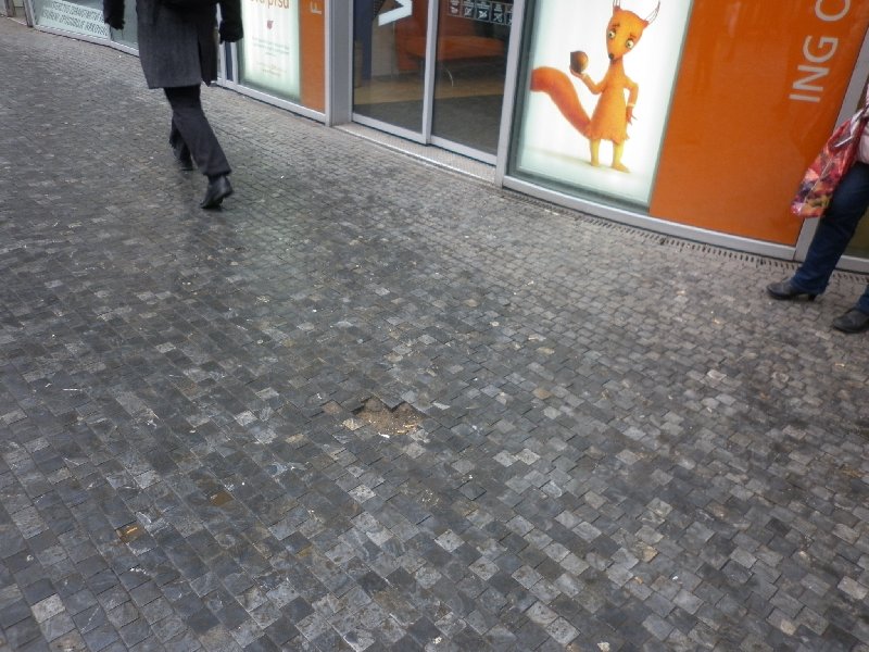 Rozbitý chodník v ulici Plzeňská