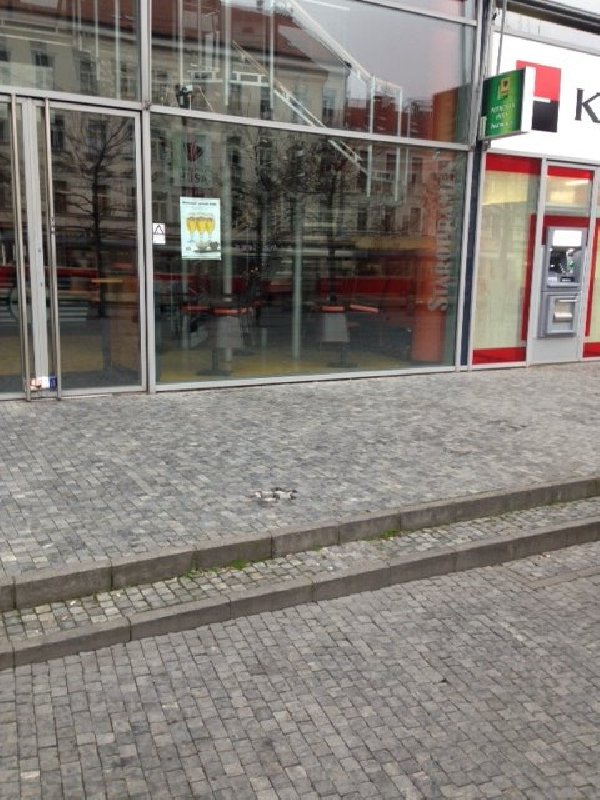 Rozbitý chodník v ulici Nádražní-u restaurace Potrefená Husa